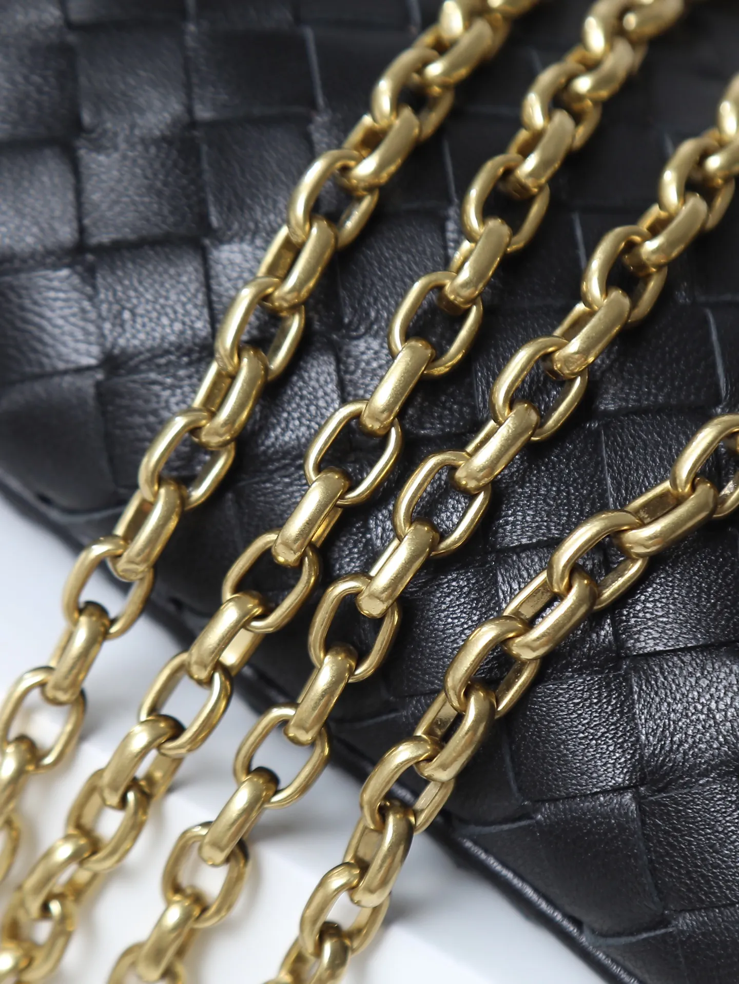 800. BOTTEGA VENETA2025 new women's small Soft Vanity bag adopts the classic Intrecciato weaving technique, inheriting the classics. The ring buckle design 😎 The light metal chain gives you a high-end sense of matching. The chain is removable, so you can wear it as a small bag ~ An elegant small bag that is perfect for participating in events. The overall body of the bag is as soft as marshmallow and can be easily kneaded, showing the strong toughness and high-end feel of the leather. The touch of sheepskin is so amazing. It is so healing when pinched! I have absolutely no resistance to small bags! ! ! Style number: 843800 Size: 19*14*3cm